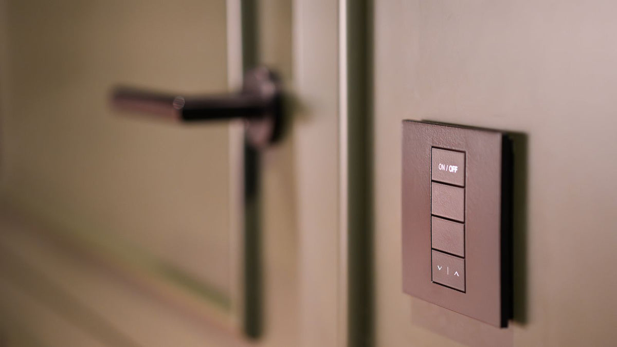 Interrupteur tactile intelligent fixé sur un mur clair