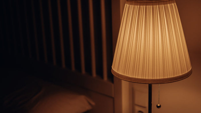 La lumière et le sommeil : bien éclairer sa chambre le soir