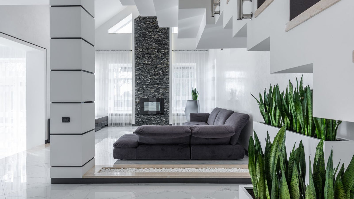Salon blanc et gris avec colonne en pierre naturelle et cheminée