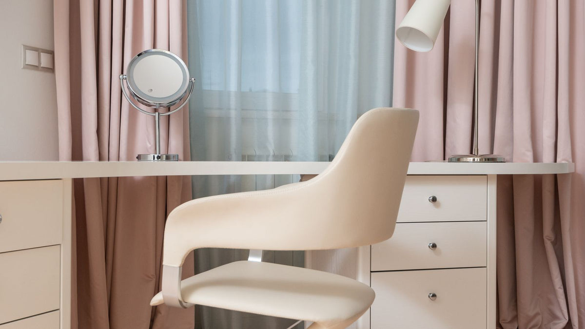 Bureau clair de chambre d'ado avec lampe de travail près de la fenêtre