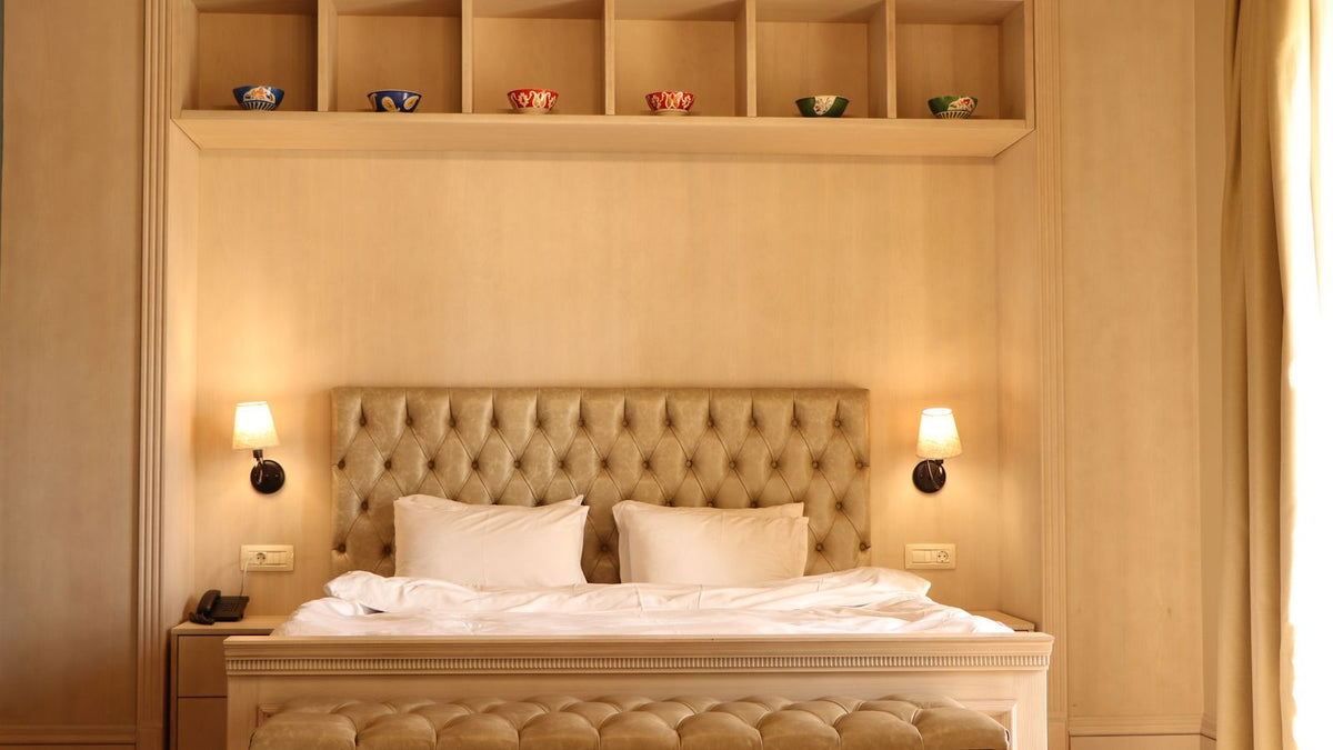 Chambre chaleureuse en bois éclairée par des appliques de chevet