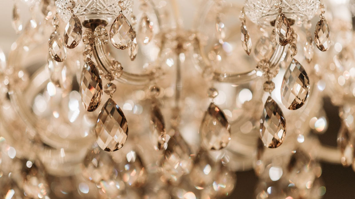 Lustre à pampilles en cristal brillant après nettoyage