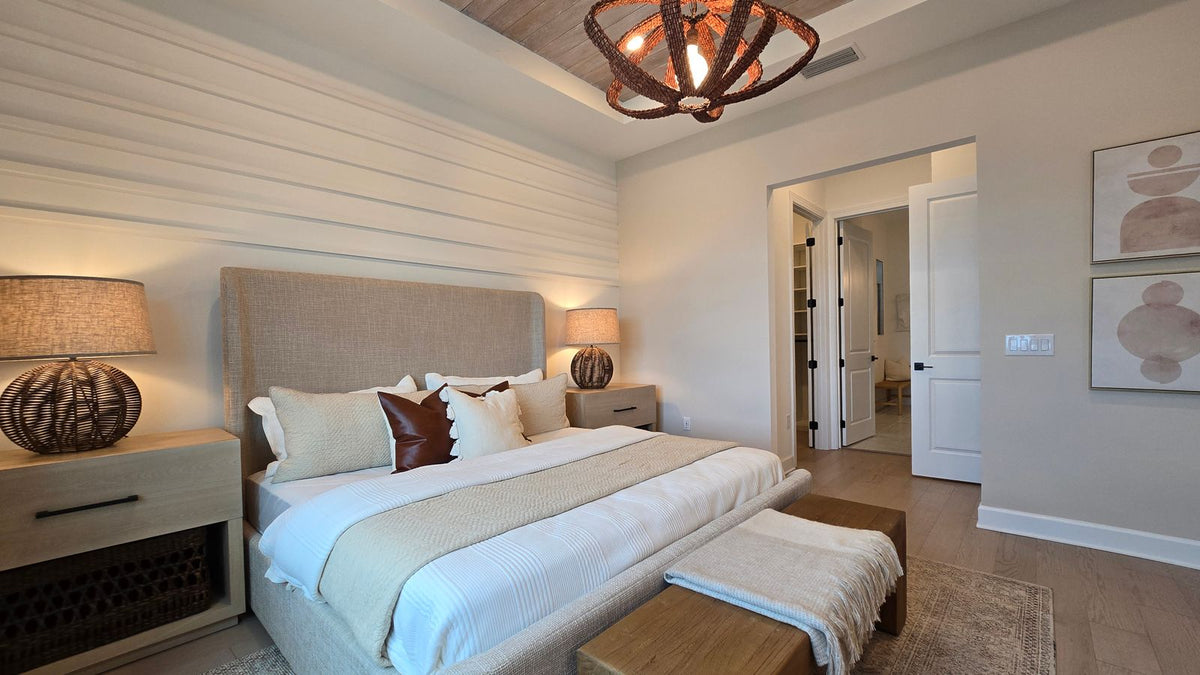 Chambre lumineuse avec plafonnier en rotin tressé au plafond