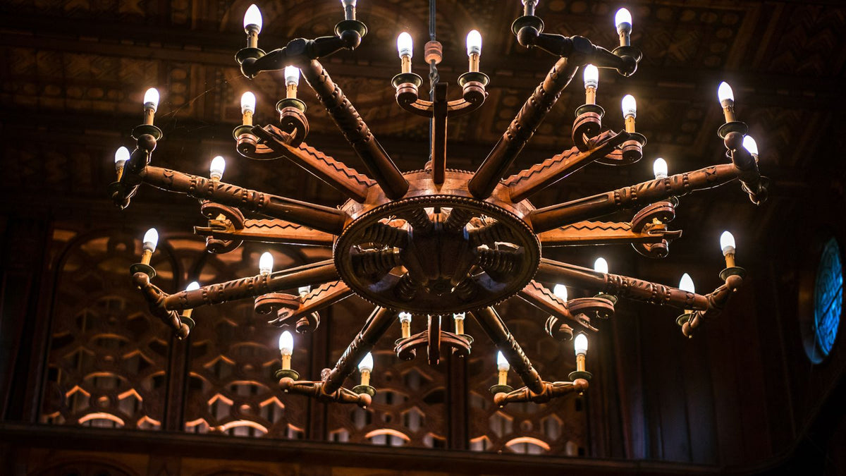 Lustre en bois élégant aux ampoules allumées sous un plafond chaleureux
