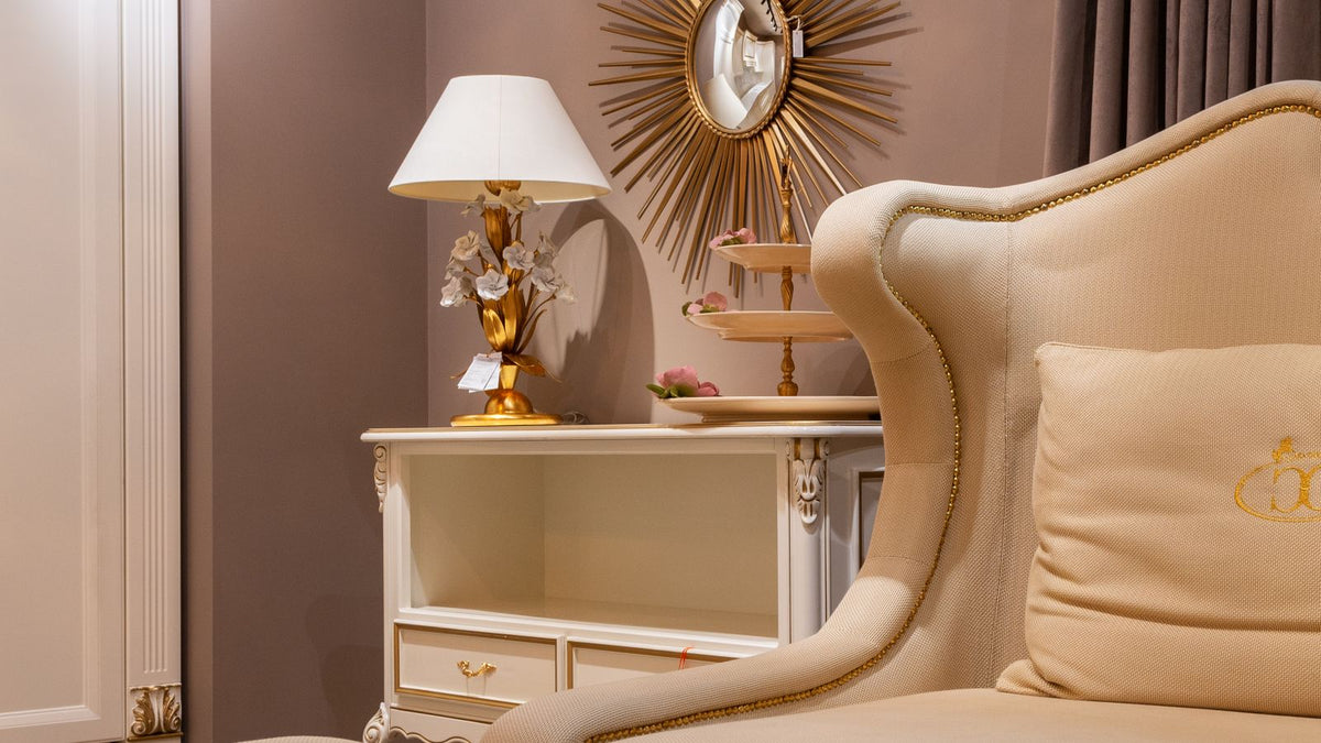 Chambre aux tons beige et crème avec miroir soleil et lampe douce