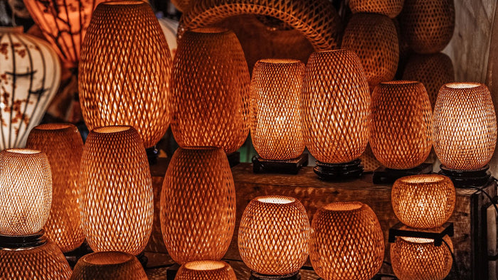 Suspension paille, raphia, jute ou jonc de mer : le guide des fibres