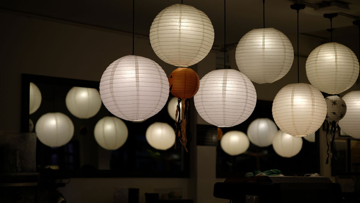 Grappe de suspensions boules en papier japonais allumées