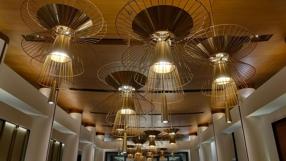 Suspensions en rotin alignées au plafond, tendance luminaire naturelle