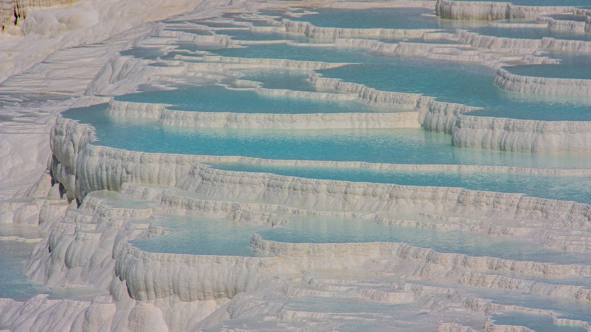 Terrasses de travertin blanc de Pamukkale et leurs bassins naturels