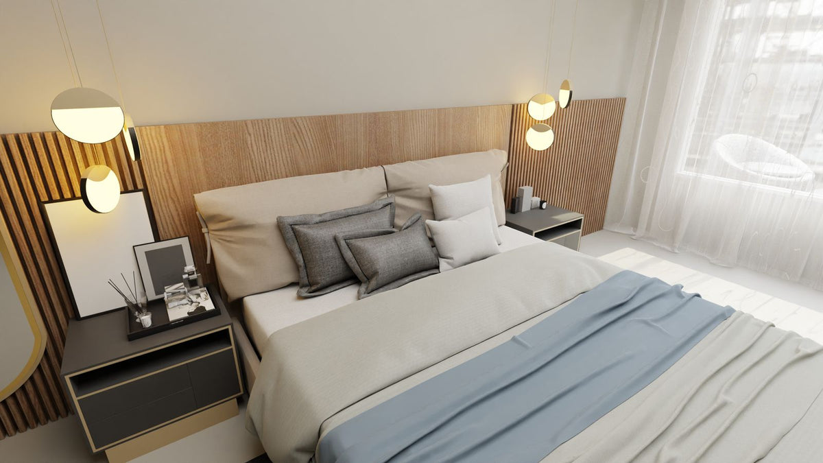 Chambre moderne à l'éclairage élégant au-dessus du lit, coussins douillets