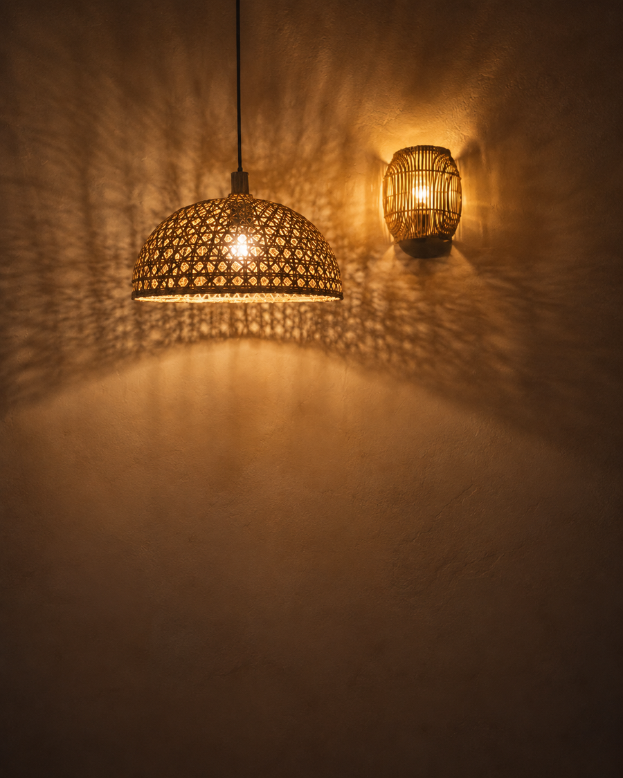 Suspension dôme en bambou tressé et applique en rotin, dentelle d'ombre sur mur de plâtre — Maison Alméa