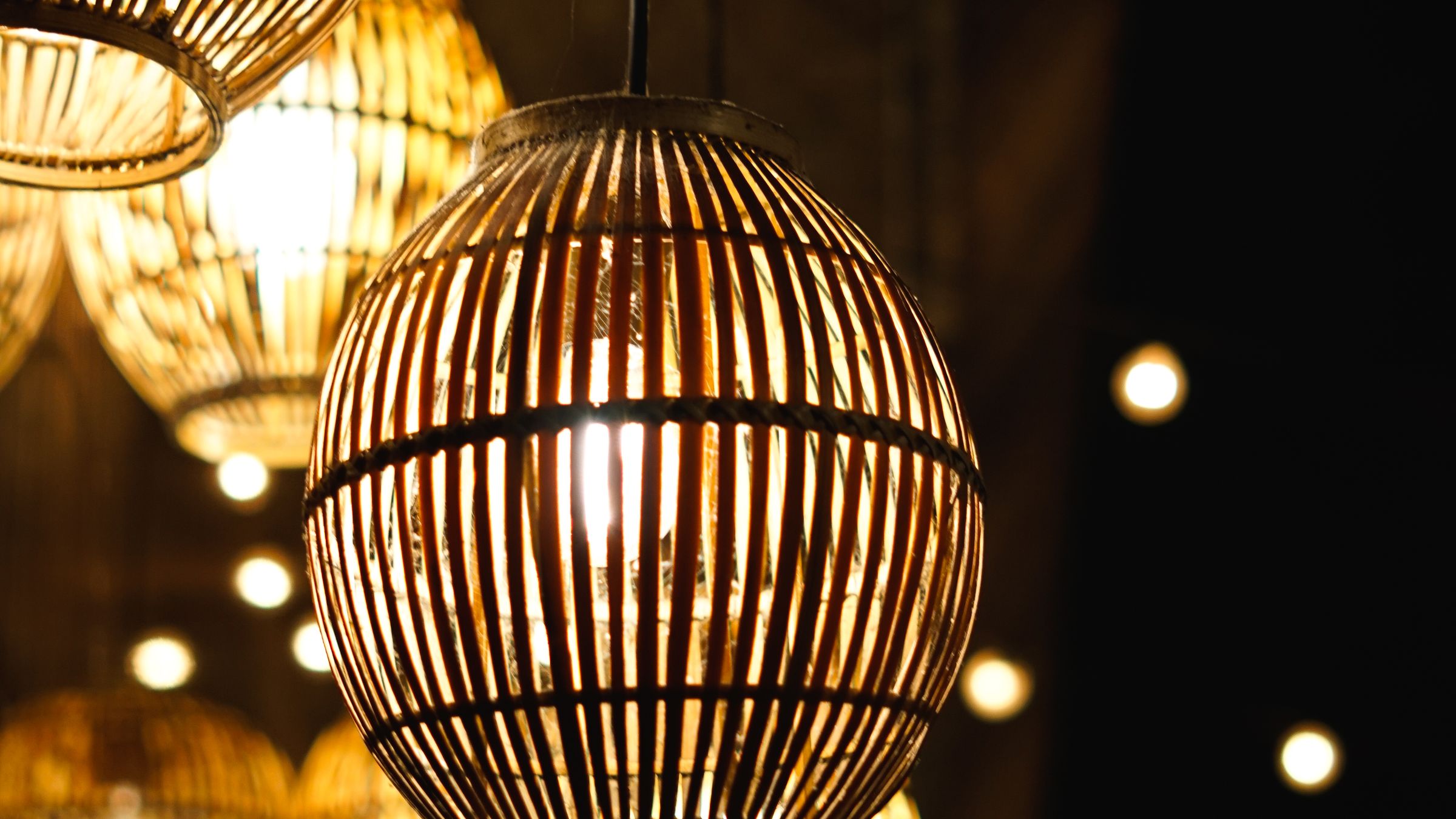 Suspensions en rotin et bambou tressé — collection Lumiverra