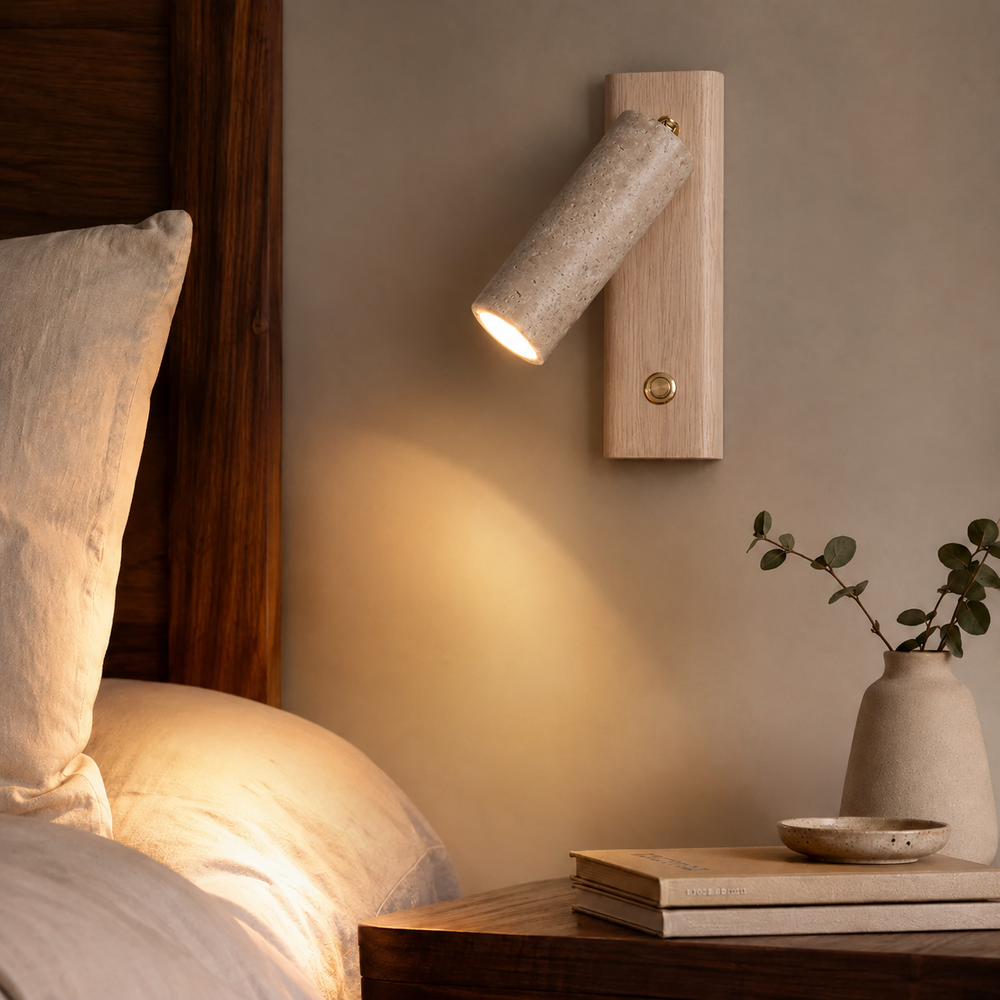 Applique de chevet travertin et bois clair, lumière chaude #bois-clair