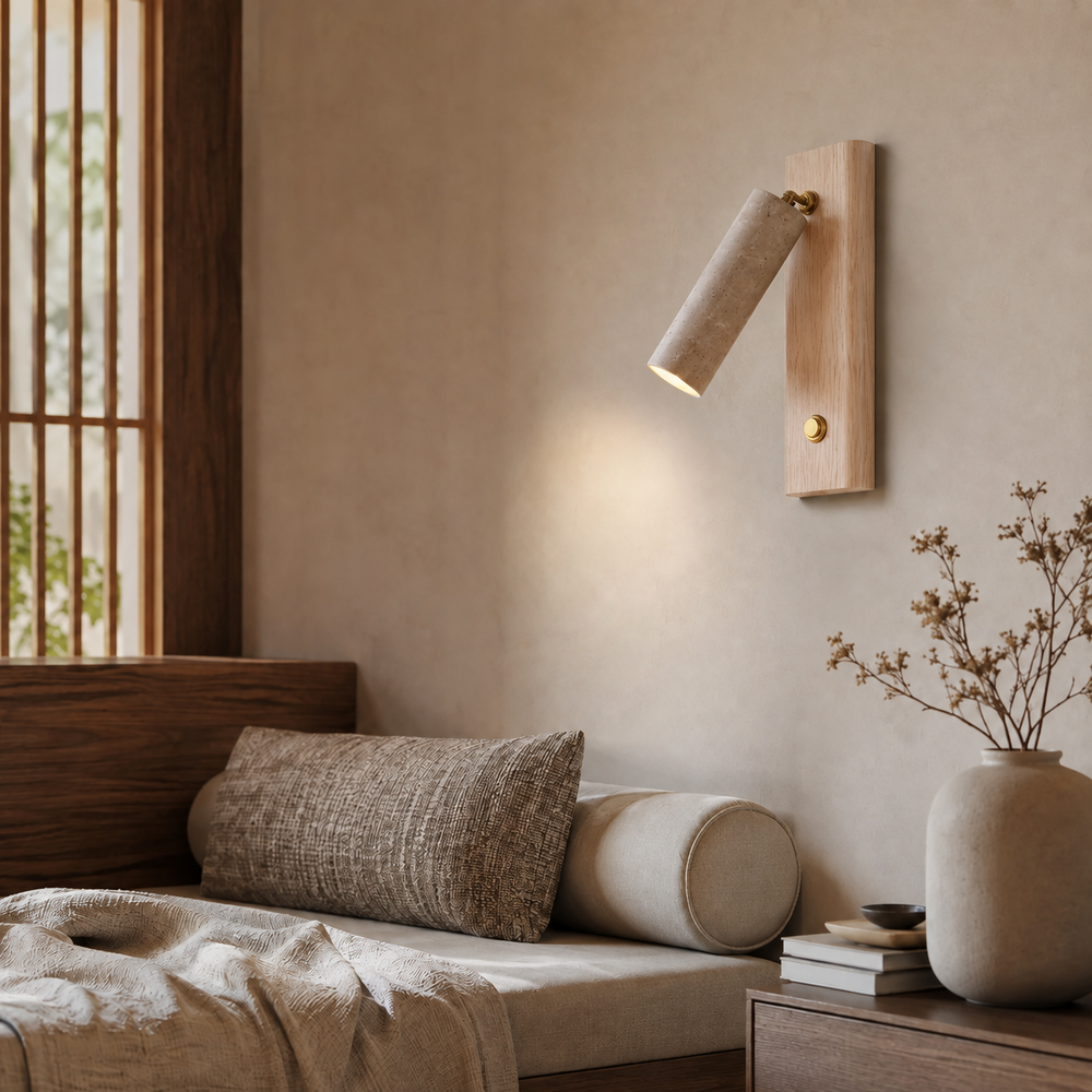 Applique travertin et bois clair au-dessus d'un lit #bois-clair