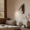 Applique travertin et noyer allumée au-dessus d'un lit wabi-sabi #noyer