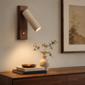 Applique travertin et noyer au-dessus d'une console en bois #noyer