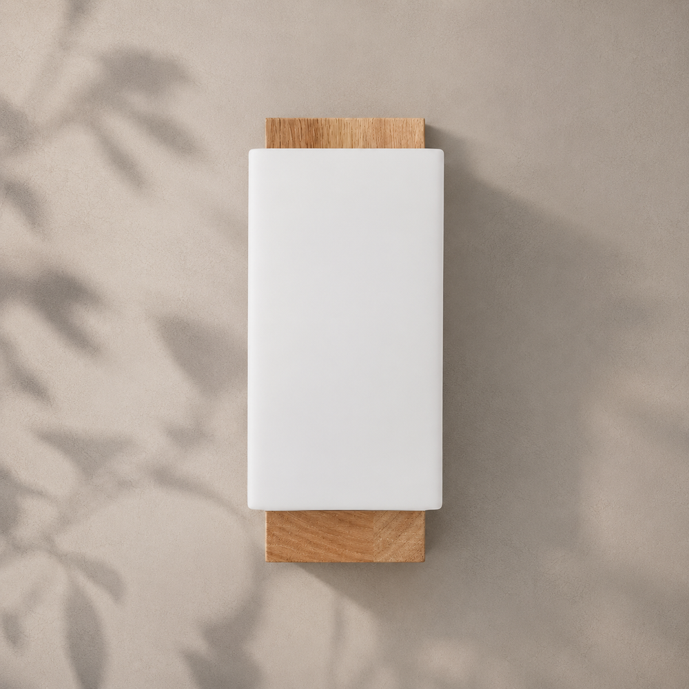 Applique murale en bois éteinte en journée, ombres de feuillage sur le mur #carre