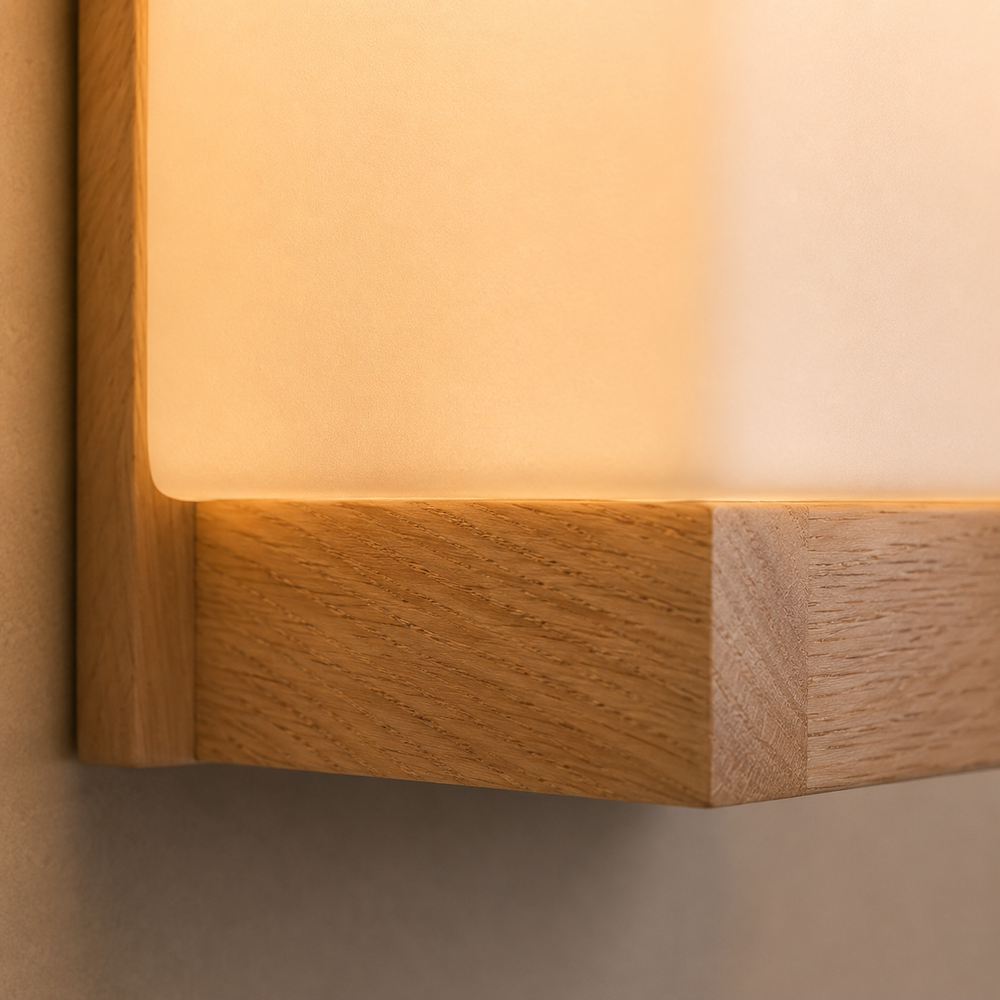 Zoom sur la jonction du verre mat sablé et du socle en bois massif #carre