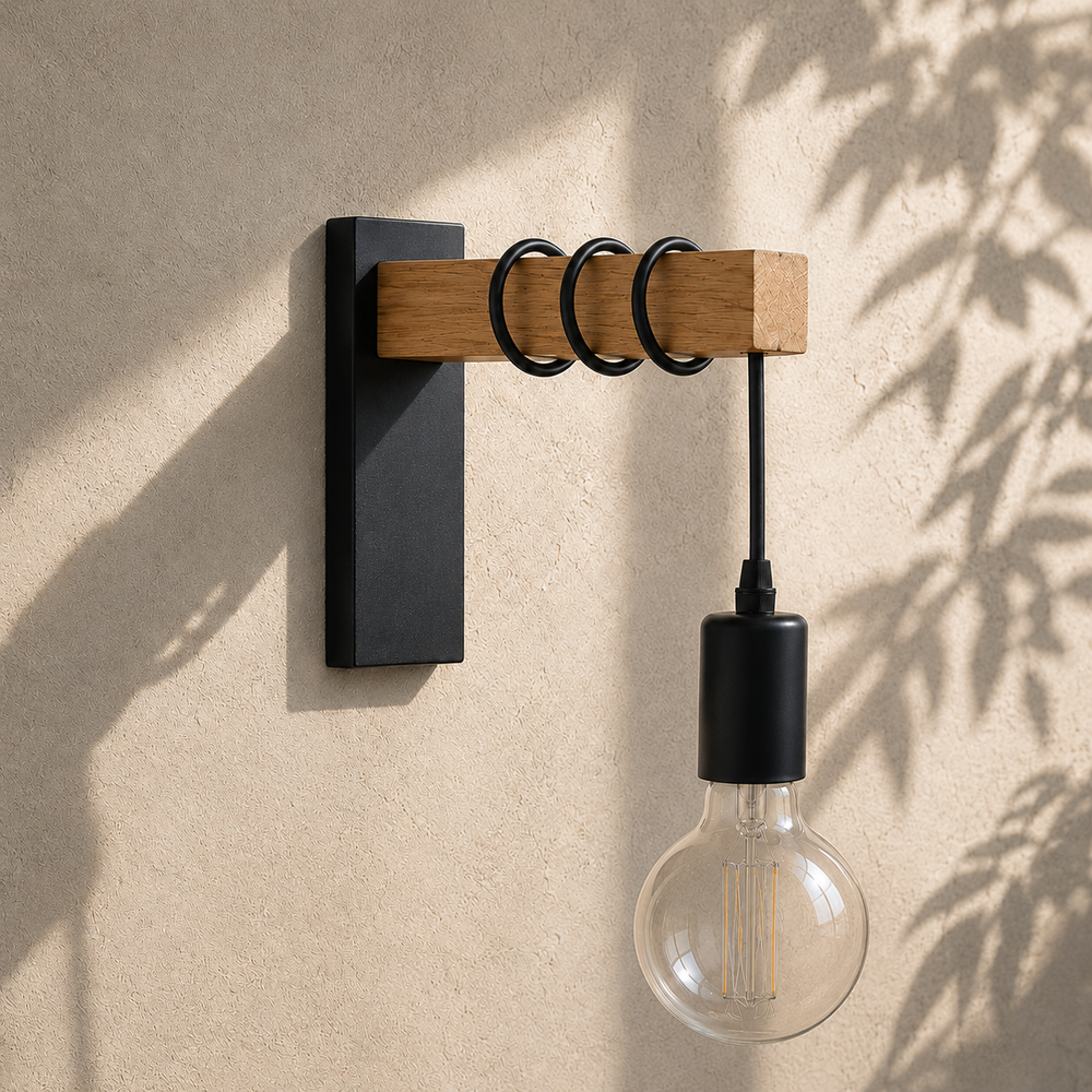 Applique retro en bois eteinte en journee, ombres de feuillage sur le mur