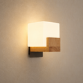 Applique cube en verre opale et bois massif, allumée en blanc chaud