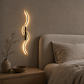 Applique LED ondulée noire au-dessus d'une table de chevet #60-cm #noir