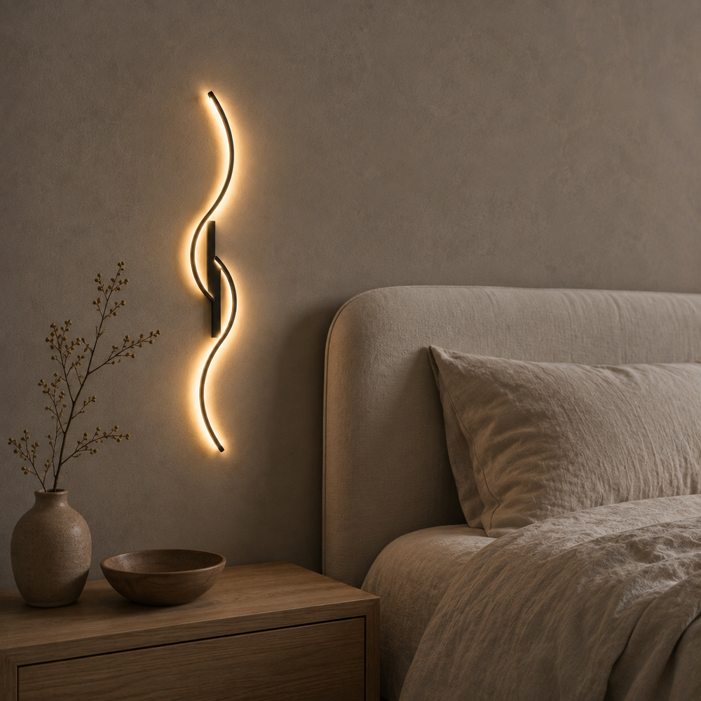 Applique LED ondulée noire 100 cm au-dessus d'une table de chevet #100-cm #noir