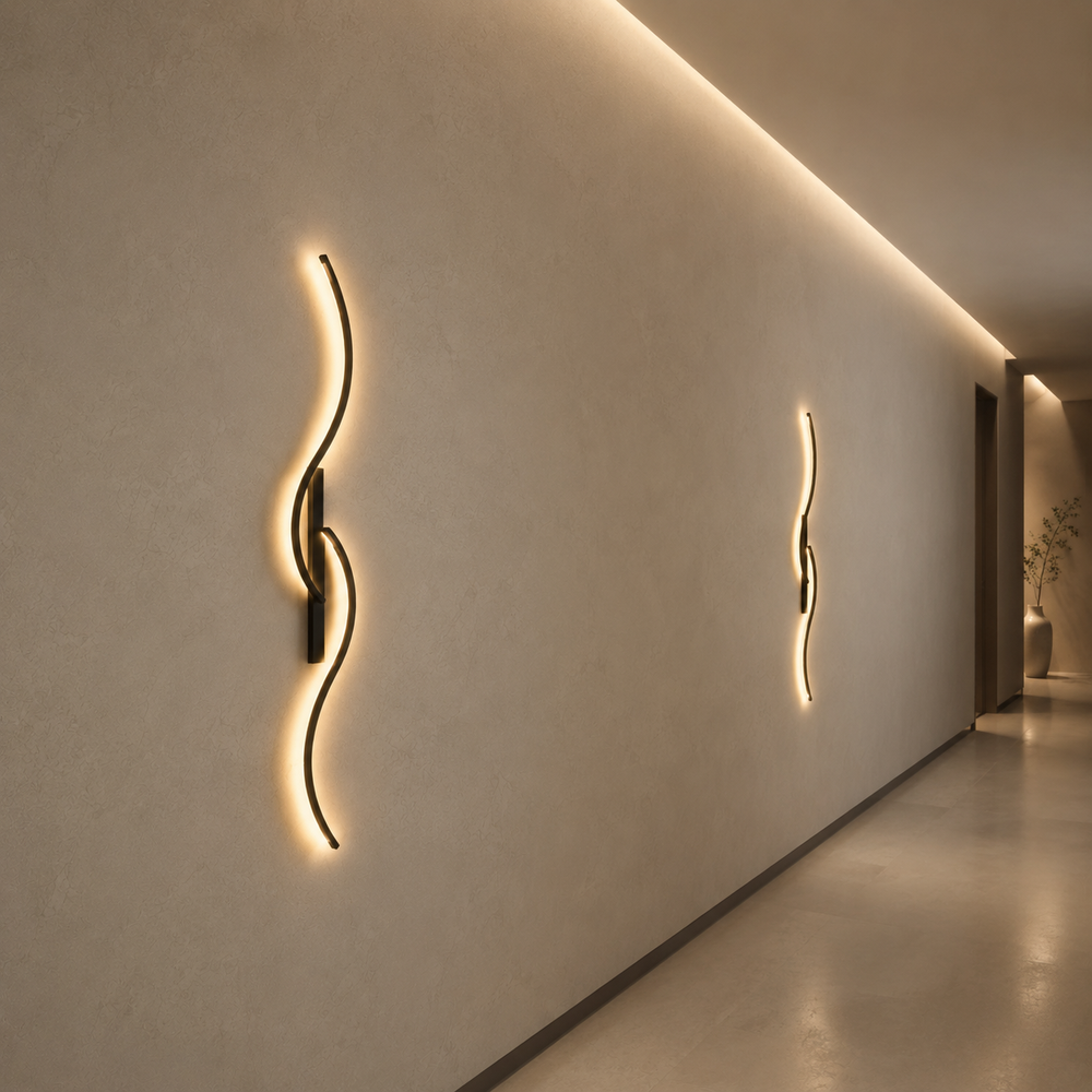 Deux appliques LED ondulées alignées dans un couloir clair #60-cm #noir