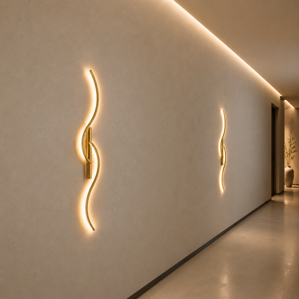 Deux appliques LED ondulées dorées alignées dans un couloir clair #60-cm #or