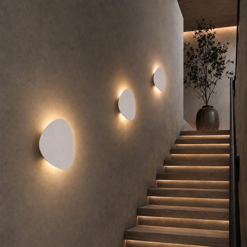 Appliques galet blanches dans une montee d escalier #blanc