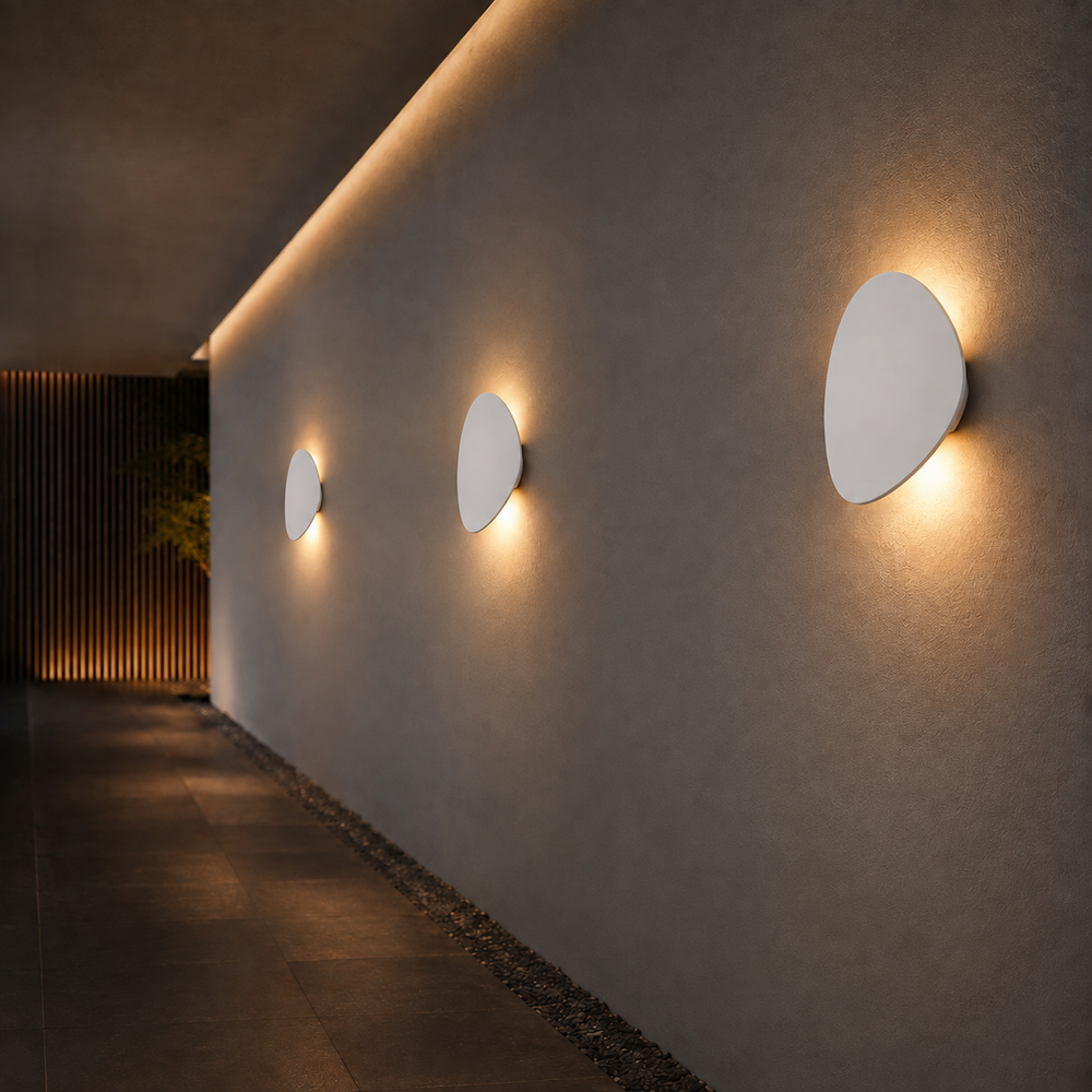 Appliques galet blanches alignees dans un couloir #blanc