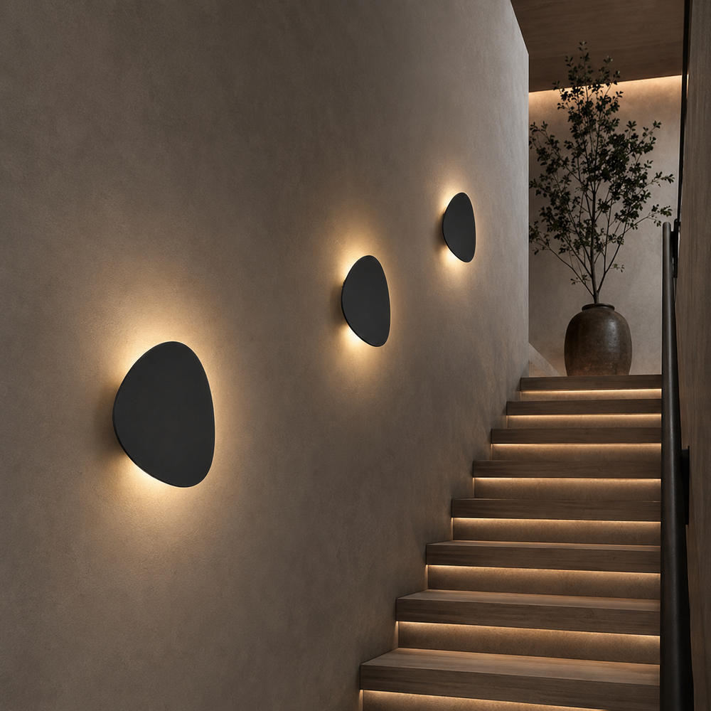 Appliques galet noires dans une montee d escalier #noir