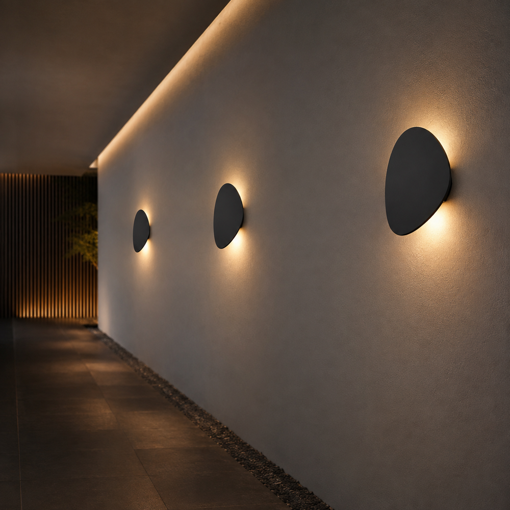 Appliques galet noires alignees dans un couloir #noir