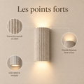 Points forts : travertin cannelé en relief, double faisceau haut et bas, LED 3000 K intégrée