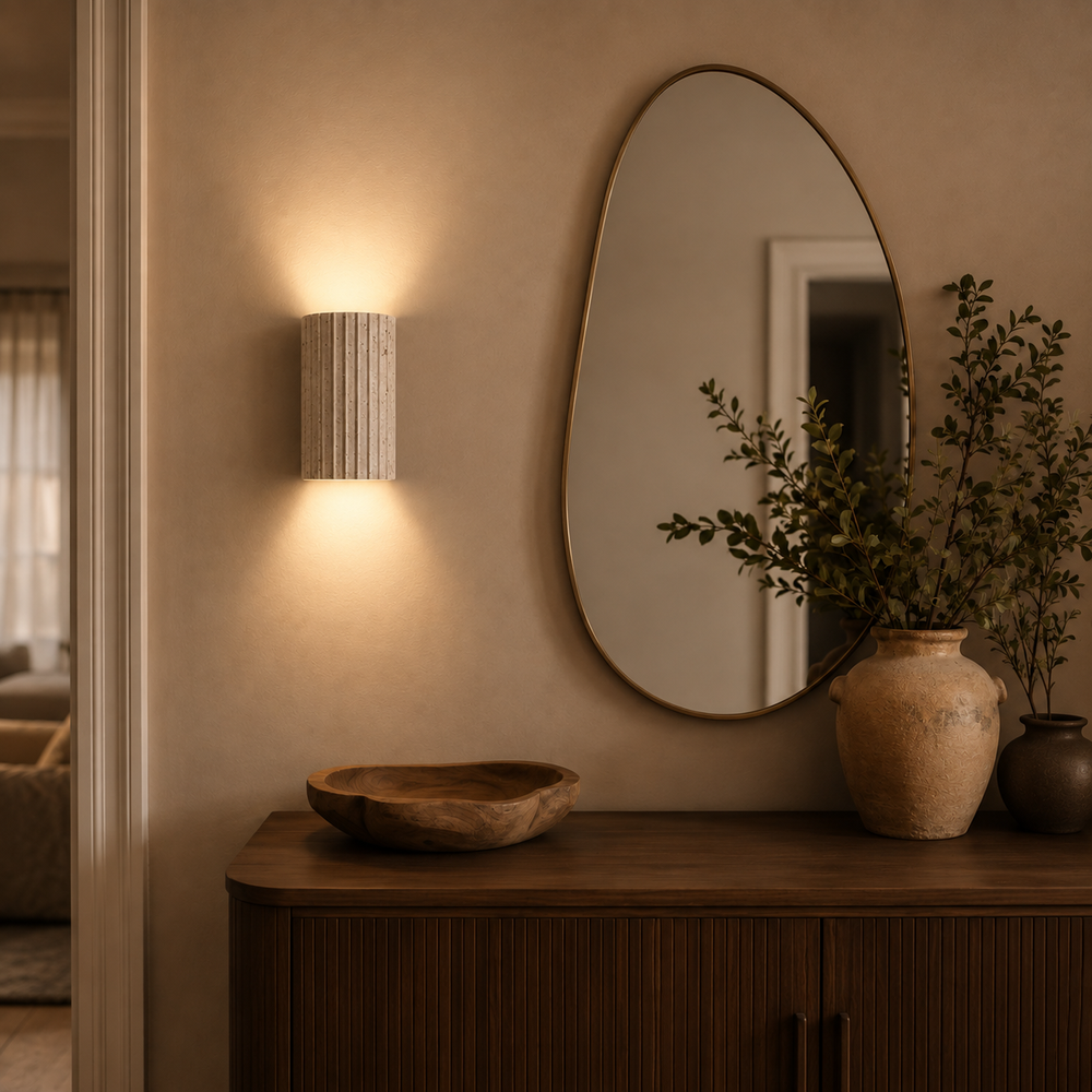 Applique 3D en travertin au-dessus d'une console d'entrée avec miroir organique