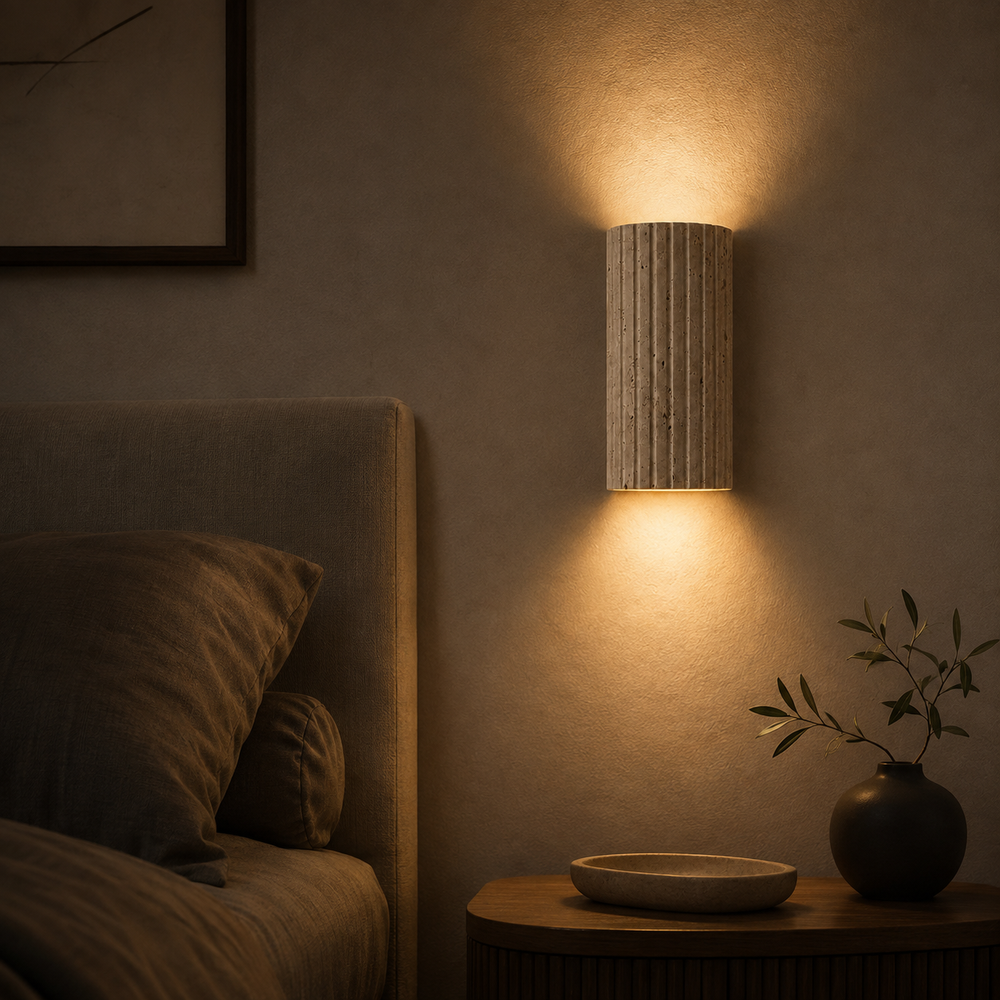 Applique 3D en travertin la nuit, cônes de lumière chaude haut et bas