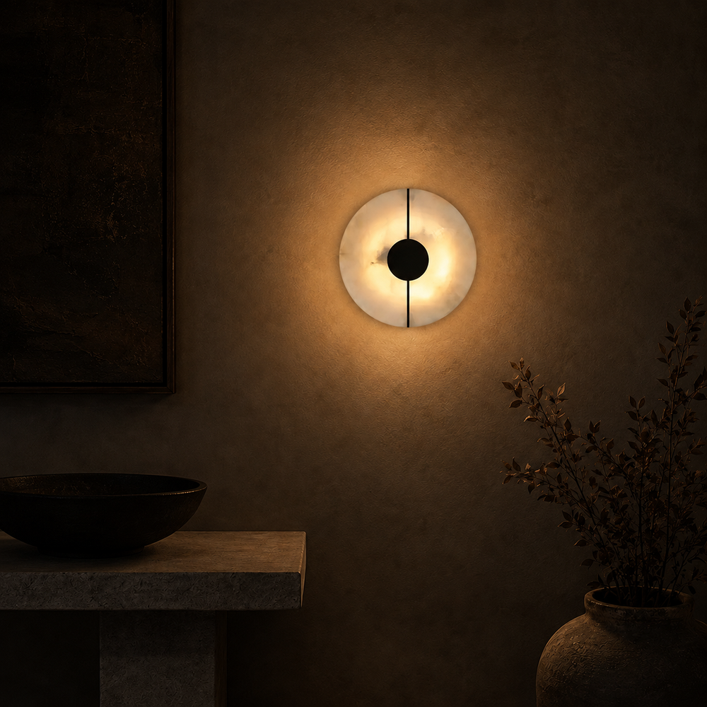 Applique en albâtre noire la nuit, anneau de lumière chaude dans une pièce sombre #noir