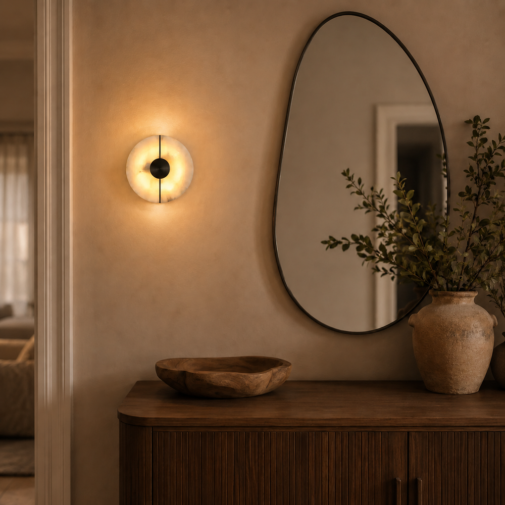 Applique en albâtre noire illuminant une entrée avec console et miroir organique #noir