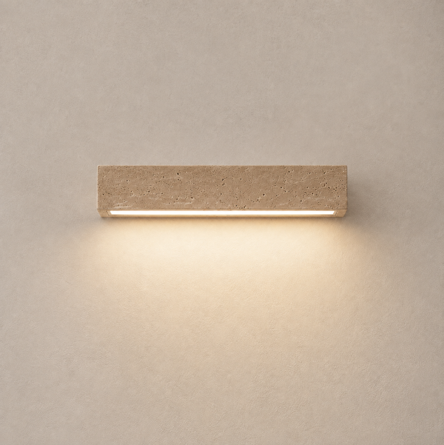 Applique murale en pierre naturelle 30 cm allumée sur mur beige