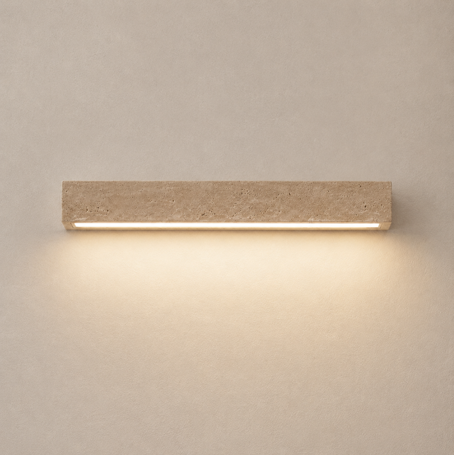 Applique murale extérieure en pierre naturelle 42 cm allumée sur mur beige