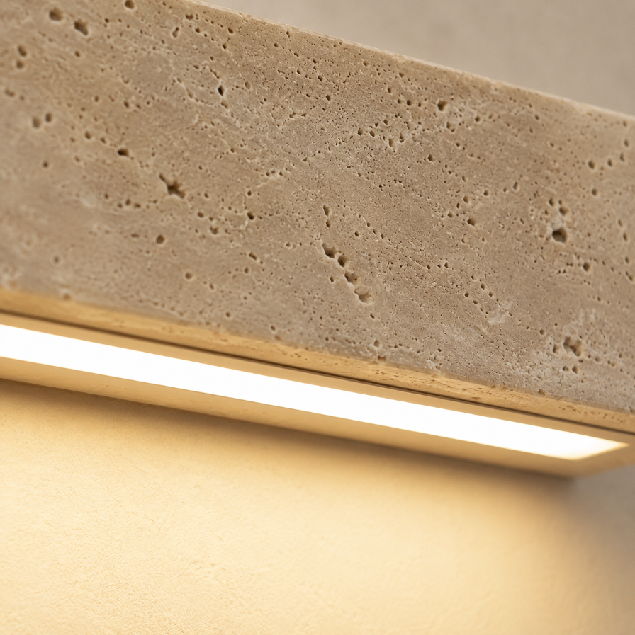 Zoom sur la texture de la pierre naturelle et la ligne LED blanc chaud