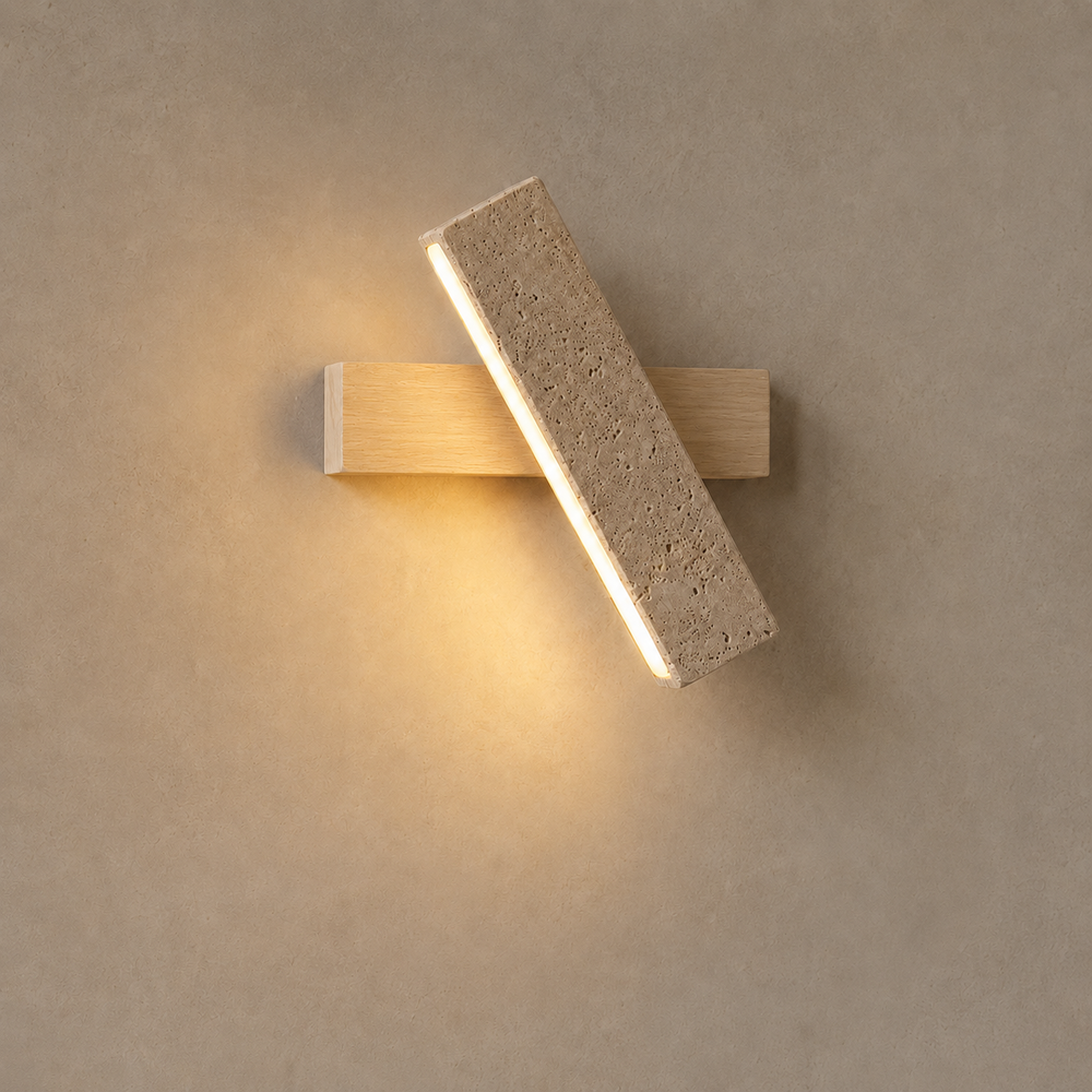 Applique murale en travertin et bois clair allumée, lumière rasante blanc chaud #bois-clair
