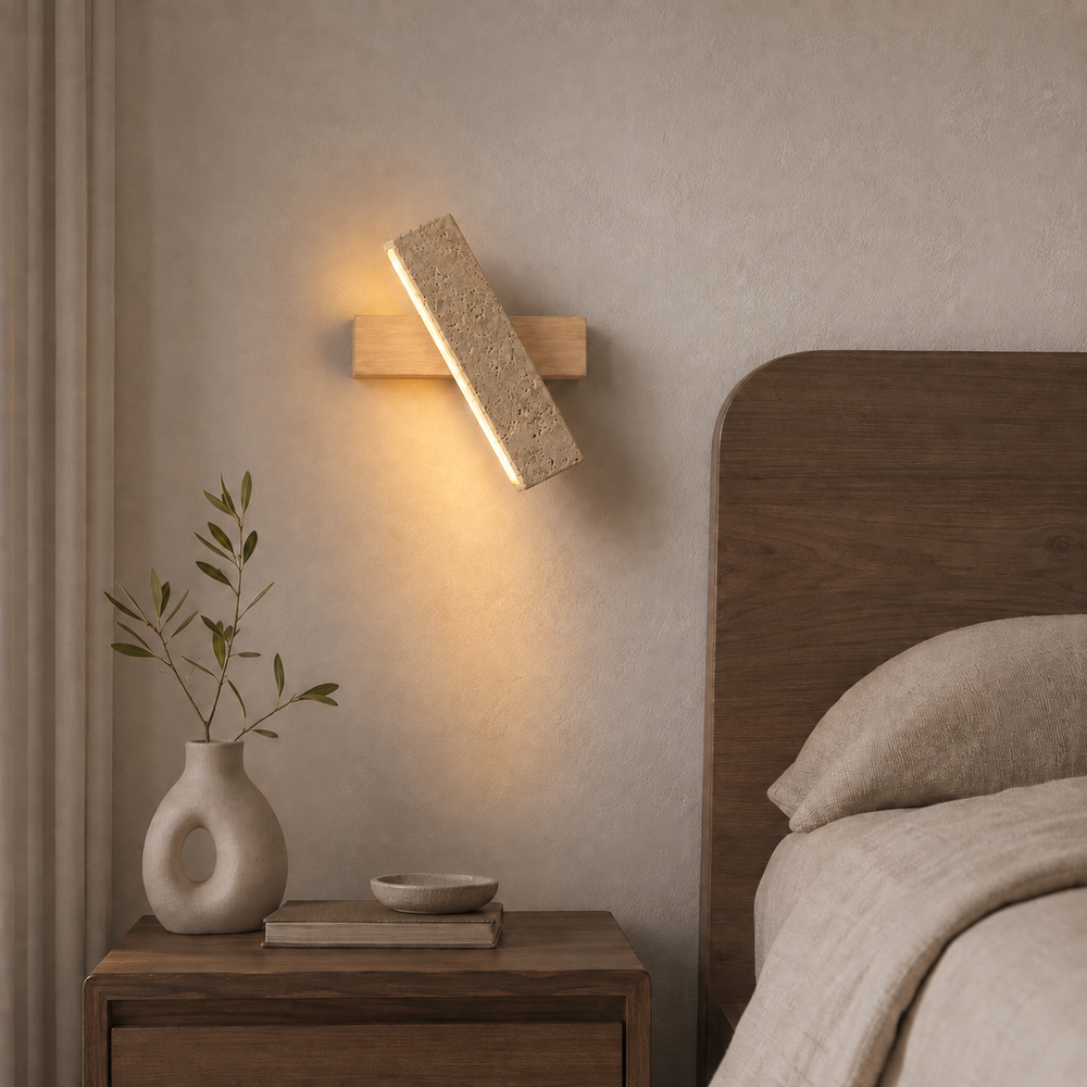 Applique en travertin et bois clair au-dessus d'une tête de lit #bois-clair
