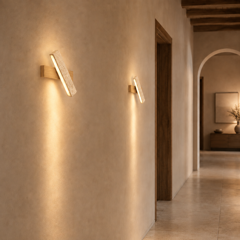 Appliques en travertin et bois clair dans un couloir, nappes de lumière rasante le long du mur #bois-clair