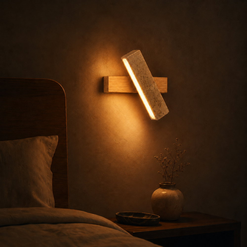 Applique en travertin et bois clair la nuit, halo rasant blanc chaud #bois-clair