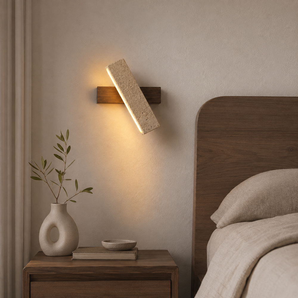 Applique en travertin et noyer au-dessus d'une tête de lit en bois #noyer