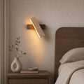 Applique en travertin et noyer au-dessus d'une tête de lit en bois #noyer