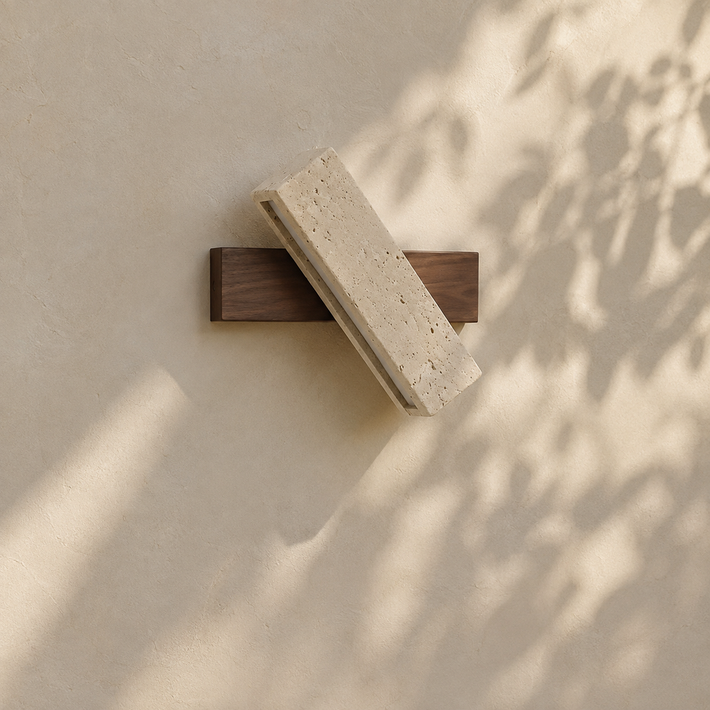 Applique en travertin et noyer éteinte en journée, objet sculptural #noyer
