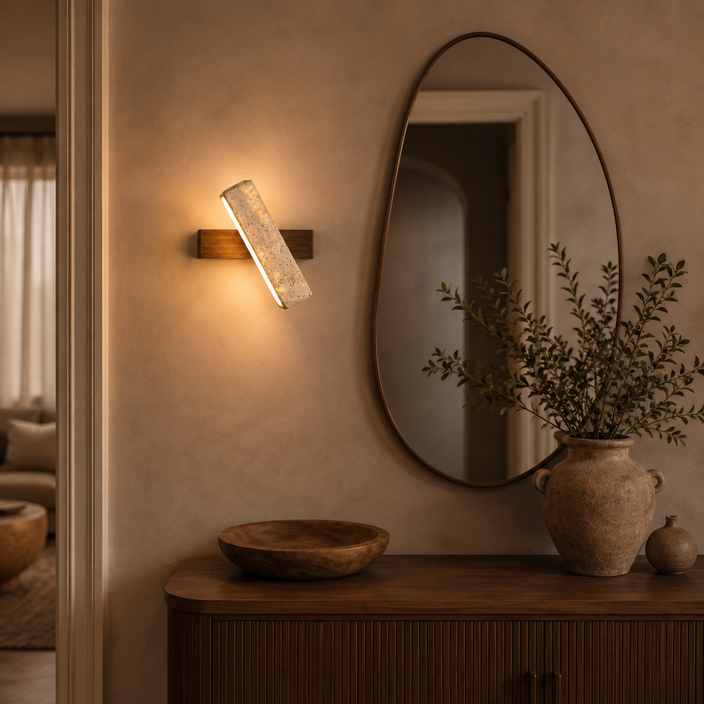 Applique en travertin et noyer au-dessus d'une console d'entrée avec miroir #noyer