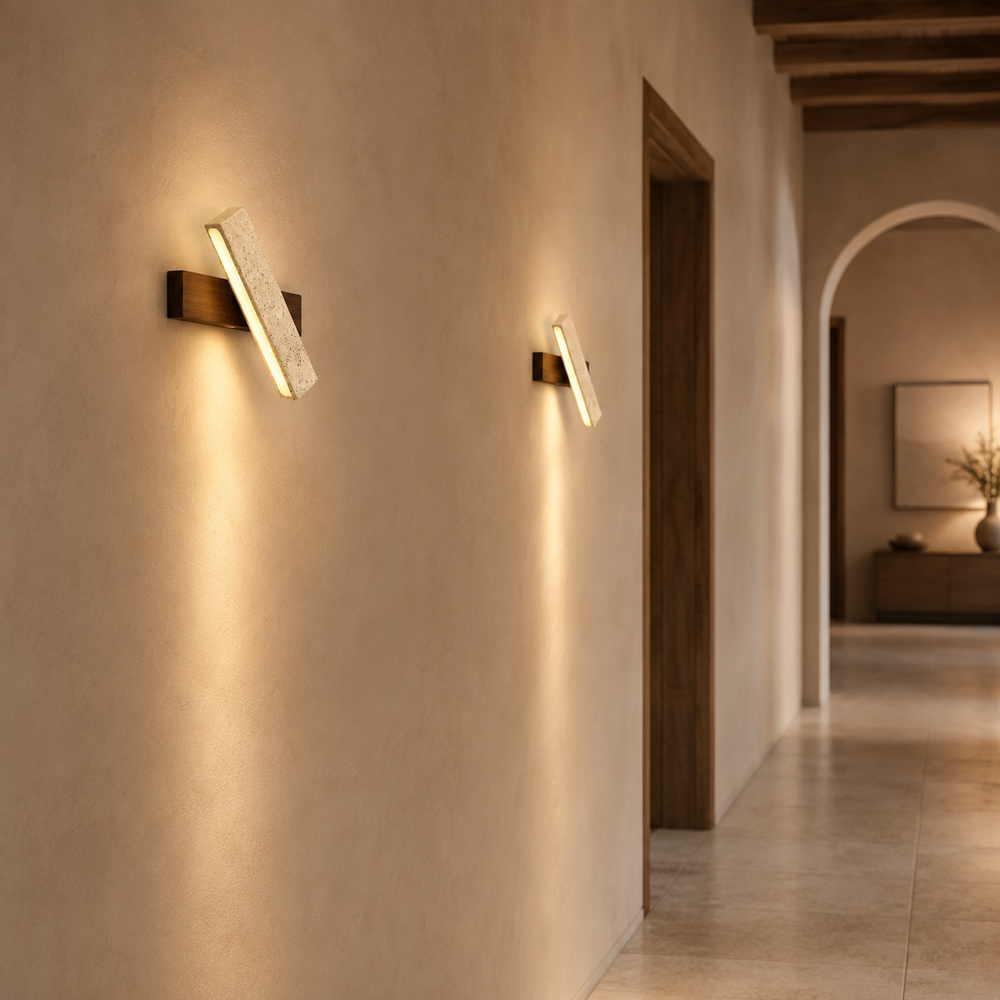 Appliques en travertin et noyer dans un couloir, nappes de lumière rasante le long du mur #noyer
