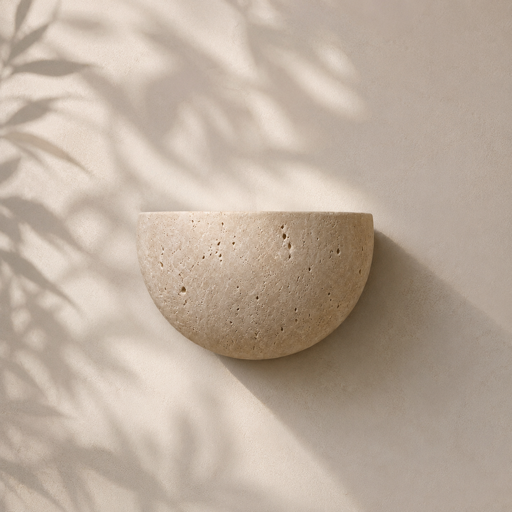 Applique demi-lune en pierre éteinte en journée, objet sculptural